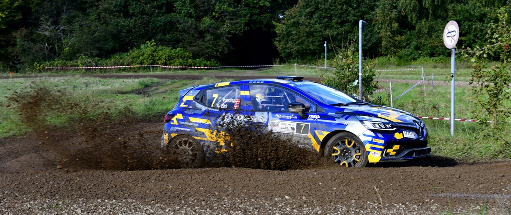 Gruset på Skive Øvelsesplads blev for flere deltagere en udfordring. Her fræser Venning Motorsports Renault Clio gennem et skarpt sving
(Foto: Morten Dam)